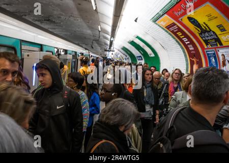 Auch heute Morgen zeigte die Linie 13 der Pariser U-Bahn sehr lange Wartezeiten, nach einem Vorfall am Bahnhof Saint Denis. Paris, Frankreich, am 30. Mai 2023. Die Linie 13 ist mit 24,3 km die längste im Netz und bietet eine Rekordanzahl an Besuchern sowie mehr als „enge“ Routen zu Stoßzeiten. Die Linie 13 der Pariser U-Bahn ist 5. in den überfüllten Transitlinien der Welt, mit fast 600.000 Passagieren pro Tag. Foto: Pierrick Villette/ABACAPRESS.COM Stockfoto