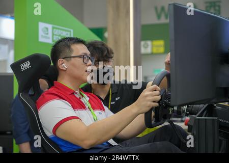 Taipeh, Taiwan. 30. Mai 2023. Eine Person, die am PNY-Stand auf der COMPUTEX 2023 in Taipei mit einem Computerlenkrad gesehen wurde. Die COMPUTEX-Ausgabe 2023 findet vom 30. Mai bis zum 02. Juni 2023 statt und umfasst über 1.000 Aussteller aus 26 verschiedenen Ländern mit 3000 Ständen, um ihre neuesten Produkte zu präsentieren und Bestellungen mit ausländischen Käufern zu unterzeichnen. (Foto: Walid Berrazeg/SOPA Images/Sipa USA) Guthaben: SIPA USA/Alamy Live News Stockfoto