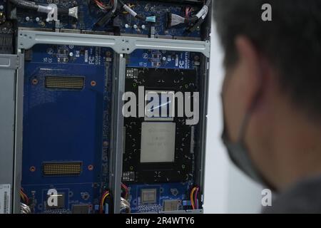 Taipeh, Taiwan. 30. Mai 2023. Eine Person, die den NVIDIA Grace Hopper Superchip am Gigabyte Stand auf der COMPUTEX 2023 in Taipei betrachtet. Die COMPUTEX-Ausgabe 2023 findet vom 30. Mai bis zum 02. Juni 2023 statt und umfasst über 1.000 Aussteller aus 26 verschiedenen Ländern mit 3000 Ständen, um ihre neuesten Produkte zu präsentieren und Bestellungen mit ausländischen Käufern zu unterzeichnen. (Foto: Walid Berrazeg/SOPA Images/Sipa USA) Guthaben: SIPA USA/Alamy Live News Stockfoto