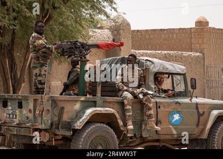 Nicolas Remene / Le Pictorium - Polizei der Vereinten Nationen (UNPOL) und UNDSS in Mali - 31/3/2021 - Mali / Timbuktu / Timbuktu - Soldaten der malischen Streitkräfte (Fama) sichern den Ort Sankore während eines offiziellen Besuchs einer ausländischen Delegation und des Gouverneurs von Timbuktu beim Ahmed Baba-Zentrum (IHERI-ABT) am 31. März 2021. Stockfoto