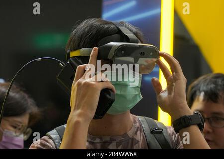 Taipeh, Taiwan. 30. Mai 2023. Eine Person, die ein AR-Headset am NVIDIA-Stand auf der COMPUTEX 2023 in Taipei verwendet. Die COMPUTEX-Ausgabe 2023 findet vom 30. Mai bis zum 02. Juni 2023 statt und umfasst über 1.000 Aussteller aus 26 verschiedenen Ländern mit 3000 Ständen, um ihre neuesten Produkte zu präsentieren und Bestellungen mit ausländischen Käufern zu unterzeichnen. (Foto: Walid Berrazeg/SOPA Images/Sipa USA) Guthaben: SIPA USA/Alamy Live News Stockfoto