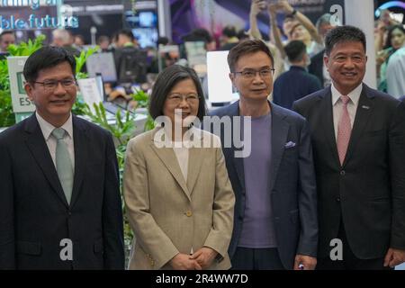Taipeh, Taiwan. 30. Mai 2023. Tsai Ing-Wen, Der taiwanesische Präsident posiert während der Eröffnungszeremonie der COMPUTEX 2023 in Taipeh für ein Foto. Die 2023. Ausgabe der COMPUTEX findet vom 30. Mai bis 02. Juni 2023 statt und versammelt über 1.000 Aussteller aus 26 verschiedenen Ländern mit 3000 Ständen, um ihre neuesten Produkte zu präsentieren und Bestellungen zu unterzeichnen Ausländische Käufer. (Foto: Walid Berrazeg/SOPA Images/Sipa USA) Guthaben: SIPA USA/Alamy Live News Stockfoto