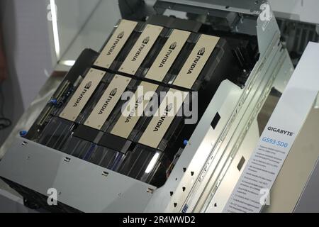 Taipeh, Taiwan. 30. Mai 2023. Ein Cluster von NVIDIA Grace Hopper Superchip Computer, gesehen am Gigabyte Stand auf der COMPUTEX 2023 in Taipei. Die COMPUTEX-Ausgabe 2023 findet vom 30. Mai bis zum 02. Juni 2023 statt und umfasst über 1.000 Aussteller aus 26 verschiedenen Ländern mit 3000 Ständen, um ihre neuesten Produkte zu präsentieren und Bestellungen mit ausländischen Käufern zu unterzeichnen. (Foto: Walid Berrazeg/SOPA Images/Sipa USA) Guthaben: SIPA USA/Alamy Live News Stockfoto