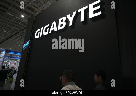Taipeh, Taiwan. 30. Mai 2023. Logo von Gigabyte, taiwanesischer Hersteller und Vertreiber von Computerhardware, auf der COMPUTEX 2023 in Taipei zu sehen. Die COMPUTEX-Ausgabe 2023 findet vom 30. Mai bis zum 02. Juni 2023 statt und umfasst über 1.000 Aussteller aus 26 verschiedenen Ländern mit 3000 Ständen, um ihre neuesten Produkte zu präsentieren und Bestellungen mit ausländischen Käufern zu unterzeichnen. (Foto: Walid Berrazeg/SOPA Images/Sipa USA) Guthaben: SIPA USA/Alamy Live News Stockfoto