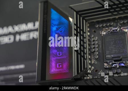 Taipeh, Taiwan. 30. Mai 2023. Ein Motherboard von Republic of Gamer (ROG), der Marke Asus für Computerteile für Spiele, die auf der COMPUTEX 2023 in Taipei gesehen wurden. Die COMPUTEX-Ausgabe 2023 findet vom 30. Mai bis zum 02. Juni 2023 statt und umfasst über 1.000 Aussteller aus 26 verschiedenen Ländern mit 3000 Ständen, um ihre neuesten Produkte zu präsentieren und Bestellungen mit ausländischen Käufern zu unterzeichnen. (Foto: Walid Berrazeg/SOPA Images/Sipa USA) Guthaben: SIPA USA/Alamy Live News Stockfoto