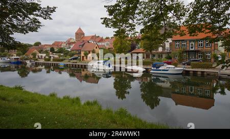 Blick in Plau am See in Deutschland über die Elde bis zur St. Marienkirche. Stockfoto