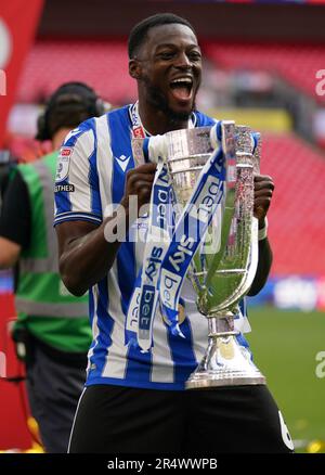 LONDON, ENGLAND - 29. MAI: Dominic Iorfa vom Sheffield Wednesday mit der Trophäe nach Barnsley gegen Sheffield Wednesday Sky Bet League One Play-Off-Finale im Wembley Stadium am 29. Mai 2023 in London, England. (Foto von MB Media) Stockfoto