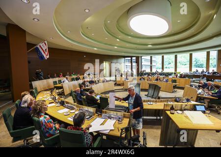 ASSEN - Abgeordneter des Parlaments Anry kleine Deters (D66) gibt ein Votum für die Mitglieder des Senats ab. Die Wahl der Mitglieder des Senats findet alle vier Jahre statt. ANP VINCENT JANNINK niederlande raus - belgien raus Stockfoto