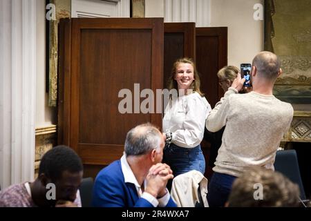 HAARLEM - die Abgeordnete Julia Schneemann (Volt) gibt ein Votum für die Mitglieder des Senats ab. Die Wahl der Mitglieder des Senats findet alle vier Jahre statt. ANP RAMON VAN FLYMEN niederlande raus - belgien raus Stockfoto