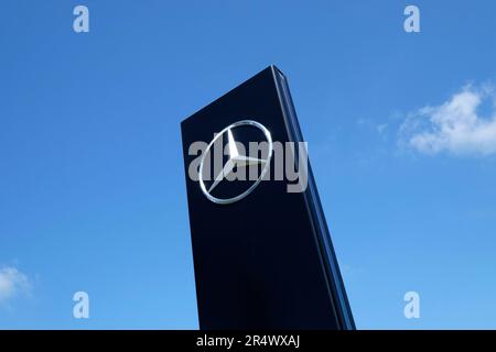 Schwarzes mercedes benz-Händlerschild auf blauem Hintergrund Stockfoto