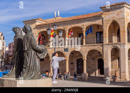 Zamora, Spanien - März 22 2023: Kinder spielen in der Altstadt von Zamora, einer Stadt im Westen Spaniens. Stockfoto