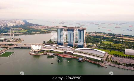 Singapur, 12. Februar 2020: Luftaufnahme von Business Center, Riesenrad, Kunstmuseum und Hotel Marina Bay Sands. Gärten an der Bucht und am Hafen Stockfoto