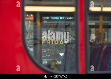 Black Friday-Logos werden vor dem Black Friday vor einem Geschäft in London ausgestellt. Stockfoto