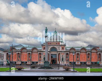 Kopenhagen, Dänemark - 14. September 2010: Dante Florentinus Säule und NY Carlsberg Glyptotek Kunstmuseum unter blauer Wolkenlandschaft entlang H.C. Andersens Bl Stockfoto