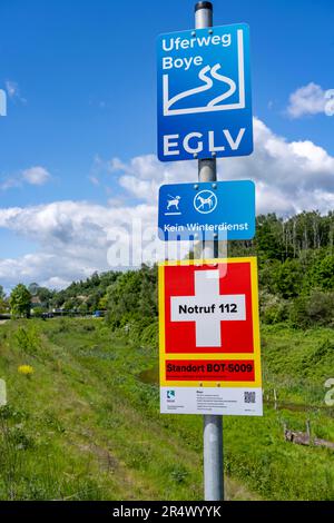 Flussufer-Pfad auf der Boye, Notfallschild, mit Standortangabe, Fluss, verläuft durch die Städte Gladbeck, Bottrop (Foto) und Essen über 13,8 KM, Stockfoto