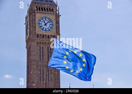London, Großbritannien. 24. Mai 2023 Eine EU-Flagge fliegt neben Big Ben, während sich Anti-Brexit-Demonstranten auf dem Parliament Square versammeln. Stockfoto