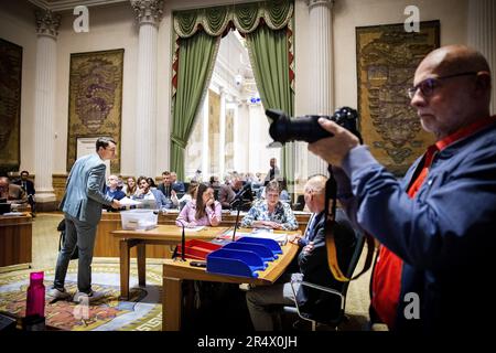 HAARLEM - Wesley van der Heijden (D66) gibt ein Votum für die Mitglieder des Senats ab. Die Wahl der Mitglieder des Senats findet alle vier Jahre statt. ANP RAMON VAN FLYMEN niederlande raus - belgien raus Stockfoto