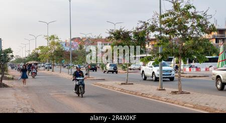 Siem Reap, Kambodscha, Dezember 2018. Geschäftige Straßenszene in Siem Reap, einer belebten südasiatischen Stadt, mit Verkehr durch das pulsierende städtische Land Stockfoto