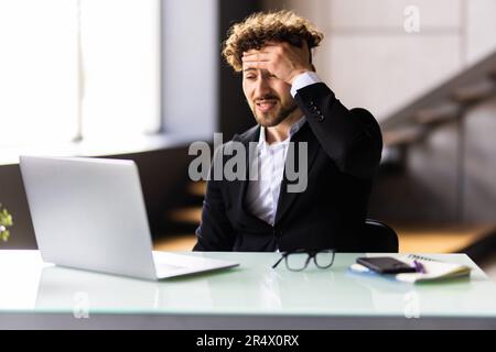 Mehr kann ich nicht geben. Erschöpft Ermüdung junger männlicher Freiberufler, der von zu Hause aus arbeitet, sitzt am Arbeitsplatz am Laptop-Bildschirm, müde von der Arbeit Gefühl h Stockfoto