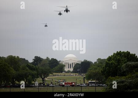 Washington, Usa. 30. Mai 2023. Marine One, mit US-Präsident Joe Biden und First Lady Dr. Jill Biden, fliegt am Jefferson Memorial vorbei zum Weißen Haus in Washington, DC, Dienstag, 30. Mai 2023. Der Präsident war heute Morgen in Delaware, um an einer Gedenkfeier für seinen Sohn Beau teilzunehmen. Foto: Julia Nikhinson/ Kredit: UPI/Alamy Live News Stockfoto