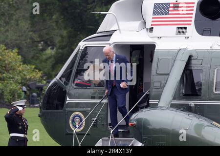 Washington, USA. 30. Mai 2023. US-Präsident Joe Biden und First Lady Jill Biden kommen heute am 30. Mai 2023 im South Lawn/White House in Washington DC, USA, aus New Castle, Delaware, ins Weiße Haus. (Foto: Lenin Nolly/Sipa USA) Guthaben: SIPA USA/Alamy Live News Stockfoto