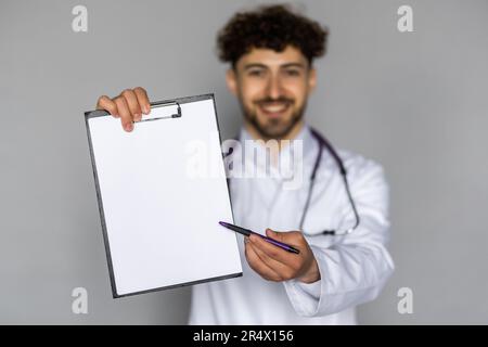 Porträt des Dokuments zeigt leere Kopie Papier Dokument Vertrag Versicherung Medicare erste Hilfe isoliert auf hellweiß grau Pastellfarben Bac Stockfoto