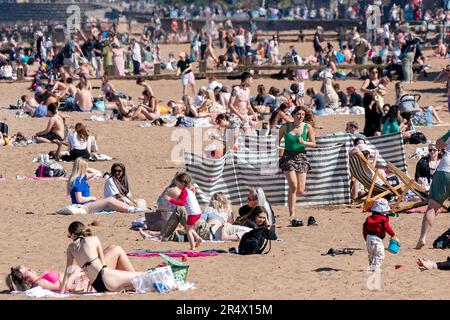Menschen am Portobello Beach, Edinburgh, genießen das warme Wetter an dem, was bisher der heißeste Tag in Schottland sein soll. Foto: Dienstag, 30. Mai 2023. Stockfoto