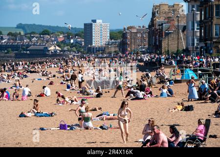 Menschen am Portobello Beach, Edinburgh, genießen das warme Wetter an dem, was bisher der heißeste Tag in Schottland sein soll. Foto: Dienstag, 30. Mai 2023. Stockfoto