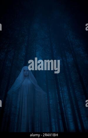 Creeppy Ghost in einer nebligen Kiefer bei Nacht oder Dämmerung - einige künstliche Intelligenz-Werkzeuge wurden bei der Konstruktion des Geistes verwendet Stockfoto
