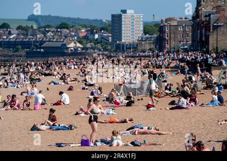 Menschen am Portobello Beach, Edinburgh, genießen das warme Wetter an dem, was bisher der heißeste Tag in Schottland sein soll. Foto: Dienstag, 30. Mai 2023. Stockfoto