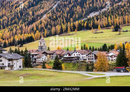 Bergun / Bravuogn - ein schweizerisches grison-Dorf mit Square Tower, auch römischer Turm genannt in der Herbstsaison Stockfoto