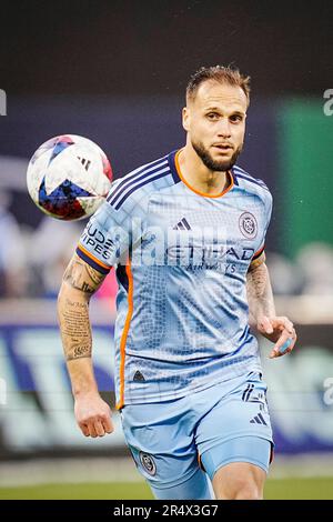 New York, New York, USA. 27. Mai 2023. Maxime Chanot (4), Verteidiger des New York City FC, während eines MLS-Spiels zwischen der Philadelphia Union und dem New York City FC auf dem Citi Field in New York, NY. Rusty Jones/Cal Sport Media/Alamy Live News Stockfoto
