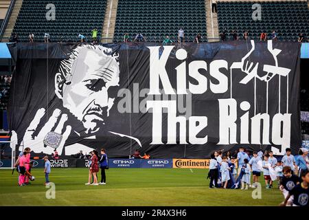 New York, New York, USA. 27. Mai 2023. NYCFC Kiss The Ring-Banner entfaltet sich vor dem Start eines MLS-Spiels zwischen der Philadelphia Union und dem New York City FC auf dem Citi Field in New York, NY. Rusty Jones/Cal Sport Media/Alamy Live News Stockfoto