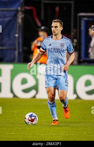 New York, New York, USA. 27. Mai 2023. Der Mittelfeldspieler James Sands (6) des New York City FC dribbelt während eines MLS-Spiels zwischen der Philadelphia Union und dem New York City FC auf dem Citi Field in New York, NY, über den Ball. Rusty Jones/Cal Sport Media/Alamy Live News Stockfoto