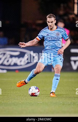 New York, New York, USA. 27. Mai 2023. Der New York City FC Mittelfeldspieler James Sands (6) verschiebt den Ball während eines MLS-Spiels zwischen der Philadelphia Union und dem New York City FC auf dem Citi Field in New York, NY. Rusty Jones/Cal Sport Media/Alamy Live News Stockfoto