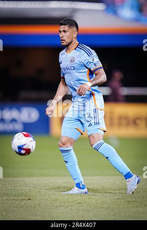 New York, New York, USA. 27. Mai 2023. Der Verteidiger des New York City FC Thiago Martins (13) dribbelt während eines MLS-Spiels zwischen der Philadelphia Union und dem New York City FC auf dem Citi Field in New York, NY, über den Ball. Rusty Jones/Cal Sport Media/Alamy Live News Stockfoto