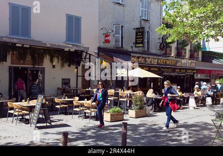 Frankreich, Provence-Alpes-Cote d'Azur, Antibes, Cafés und Bar in der Altstadt. Stockfoto