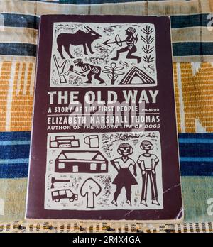 NEW ORLEANS, LA, USA - 8. MÄRZ 2023: Titelseite des Buches „The Old Way: A Story of the First People“ mit einem afrikanischen Tuch als Kulisse Stockfoto