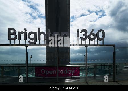 Brighton i360, ein 162 m langer, beweglicher Aussichtsturm an der Promenade von Brighton und Hove, England. Stockfoto