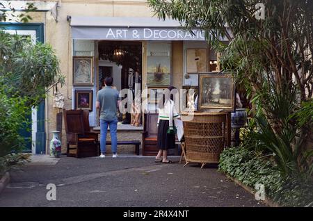 Frankreich, Provence-Alpes-Cote d'Azur, Antibes, Kunst- und Antiquitätengeschäft in der Altstadt. Stockfoto