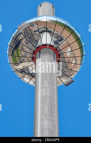 Bewegliche Kapsel auf Brighton i360, einem 162 m hohen Aussichtsturm an der Promenade von Brighton und Hove, England. Stockfoto