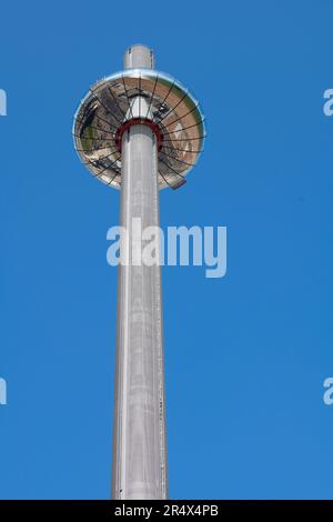 Bewegliche Kapsel auf Brighton i360, einem 162 m hohen Aussichtsturm an der Promenade von Brighton und Hove, England. Stockfoto