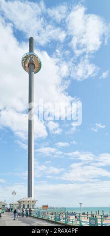 Brighton i360, ein 162 m langer, beweglicher Aussichtsturm an der Promenade von Brighton und Hove, England. Stockfoto