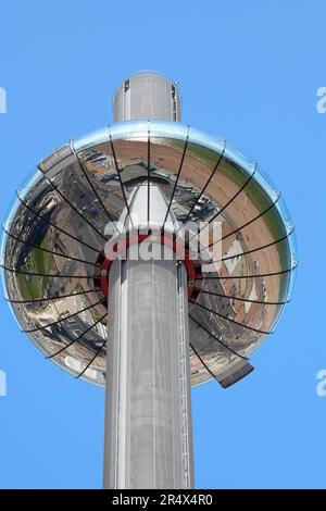 Bewegliche Kapsel auf Brighton i360, einem 162 m hohen Aussichtsturm an der Promenade von Brighton und Hove, England. Stockfoto