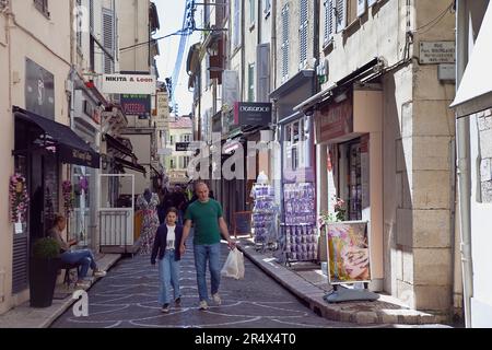 Frankreich, Provence-Alpes-Cote d'Azur, Antibes, schmale Seitenstraße in der Altstadt, die von Einkaufslustigen besucht wird. Stockfoto