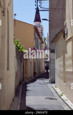 Frankreich, Provence-Alpes-Cote d'Azur, Antibes, enge Straße in der Altstadt. Stockfoto