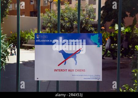 Frankreich, Provence-Alpen, Cote d'Azur, Antibes, Hunde nicht erlaubt Schild auf Kinderspielplatz. Stockfoto