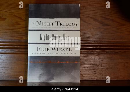 NEW ORLEANS, LA, USA - 24. MAI 2023: Titelseite der „The Night Trilogy“ von Elie Wiesel Stockfoto