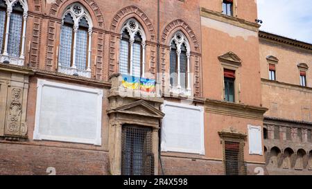 BOLOGNA, ITALIEN - 19. APRIL 2022: Ukrainische Flagge und PACE-Flagge im Rathausgebäude Palazzo D Accursio comunale in Bologna, Italien, zur Unterstützung der Ukraine und von LG Stockfoto