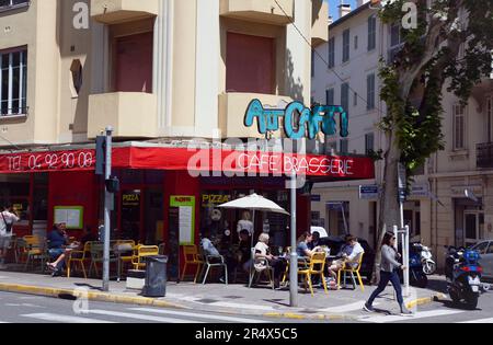 Frankreich, Provence-Alpes-Cote d'Azur, Antibes, Einheimische saßen außerhalb des Cafés in der Altstadt. Stockfoto